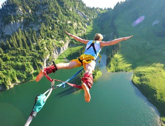 You are currently viewing Bungee Jumping at the Source of the Nile.